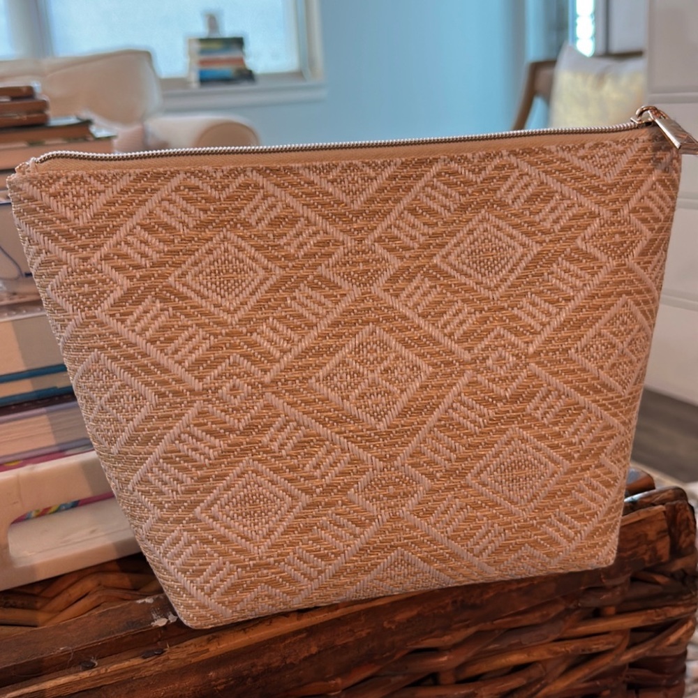 New/unused. Stephanie Johnson's "Laura" tan and white print raffia makeup bag.